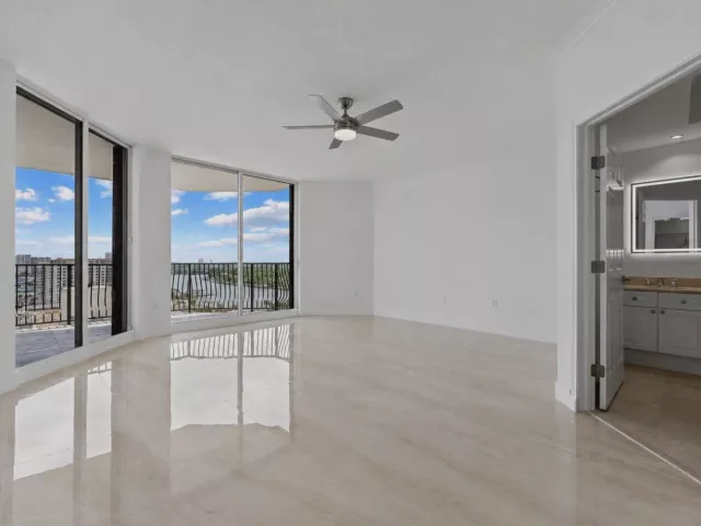 3-bedroom condo for sale in Fort Lauderdale - 100 S Birch Road 1604 - MondialRealty