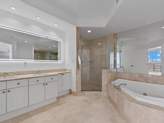 3-bedroom condo for sale in Fort Lauderdale - 100 S Birch Road 1604 - MondialRealty