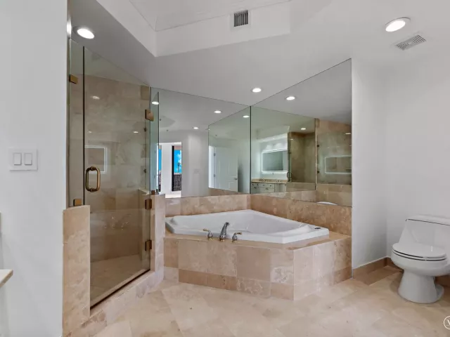3-bedroom condo for sale in Fort Lauderdale - 100 S Birch Road 1604 - MondialRealty