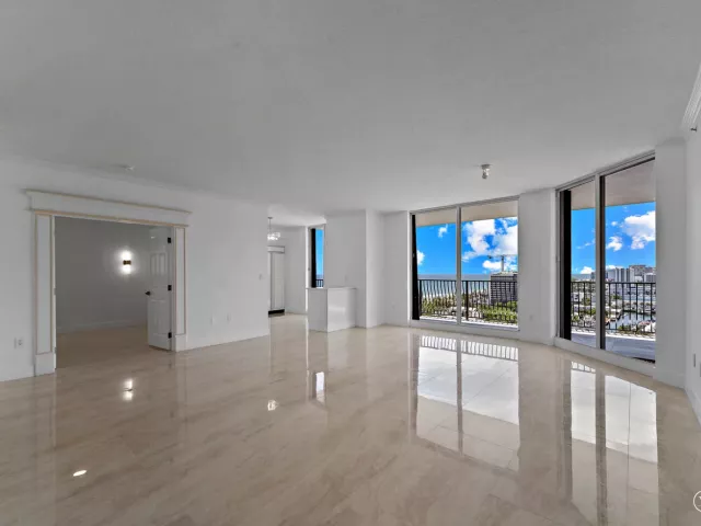 3-bedroom condo for sale in Fort Lauderdale - 100 S Birch Road 1604 - MondialRealty