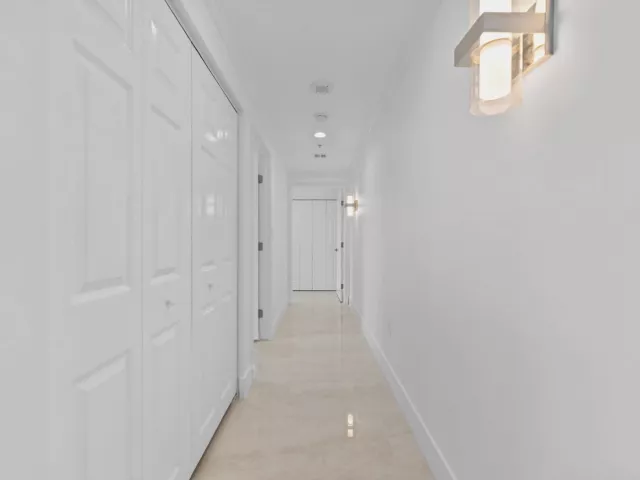 3-bedroom condo for sale in Fort Lauderdale - 100 S Birch Road 1604 - MondialRealty