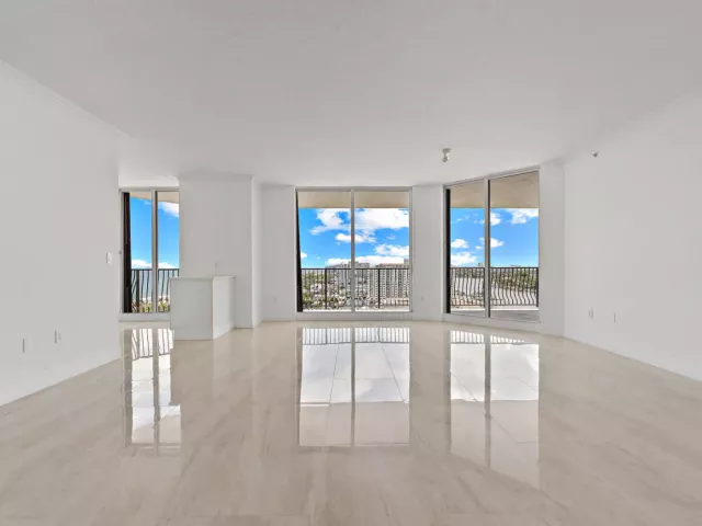 3-bedroom condo for sale in Fort Lauderdale - 100 S Birch Road 1604 - MondialRealty