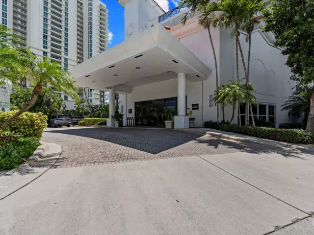 3-bedroom condo for sale in Fort Lauderdale - 100 S Birch Road 1604 - MondialRealty