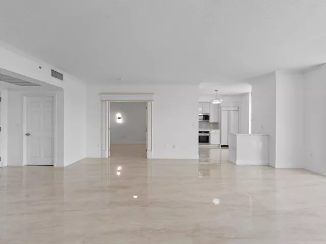3-bedroom condo for sale in Fort Lauderdale - 100 S Birch Road 1604 - MondialRealty