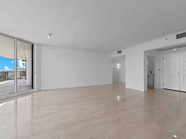 3-bedroom condo for sale in Fort Lauderdale - 100 S Birch Road 1604 - MondialRealty