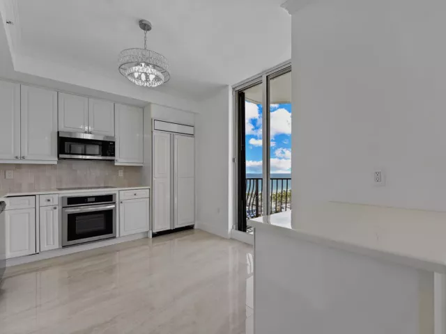 3-bedroom condo for sale in Fort Lauderdale - 100 S Birch Road 1604 - MondialRealty