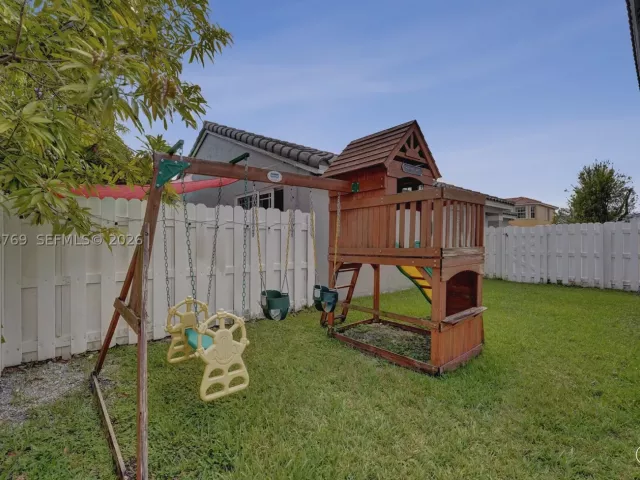 4-bedroom home for sale in Pembroke Pines - 16227 NW 19th St - MondialRealty