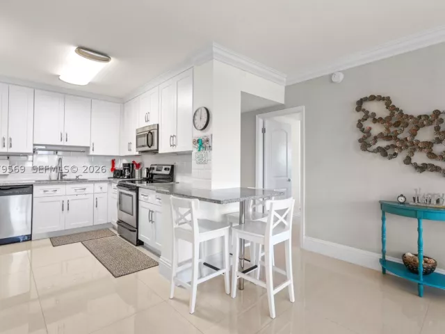 3-bedroom condo for sale in Hallandale Beach - 1950 S Ocean Dr 4E - MondialRealty