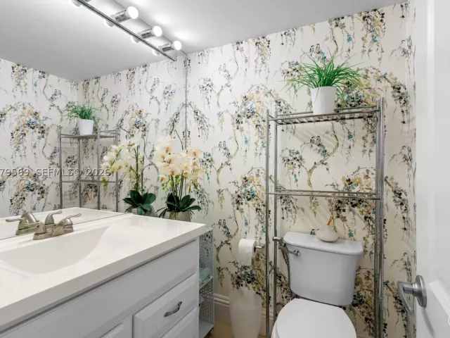 3-bedroom condo for sale in Hallandale Beach - 1950 S Ocean Dr 4E - MondialRealty