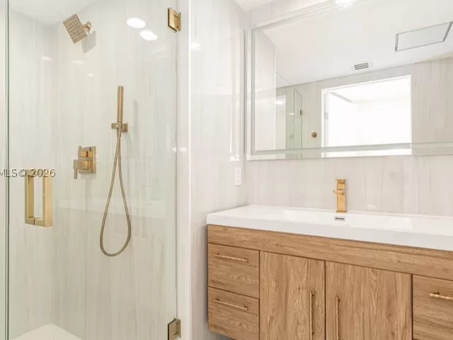 2-bedroom condo for rent in Fort Lauderdale - 333 Las Olas Way 1204 - MondialRealty