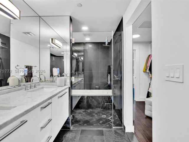2-bedroom condo for rent in Miami - 900 Biscayne Blvd 1708 - MondialRealty