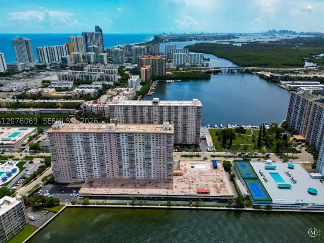 3-bedroom condo for sale in Sunny Isles Beach - 250 174th St 2304 - MondialRealty