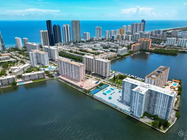 3-bedroom condo for sale in Sunny Isles Beach - 250 174th St 2304 - MondialRealty