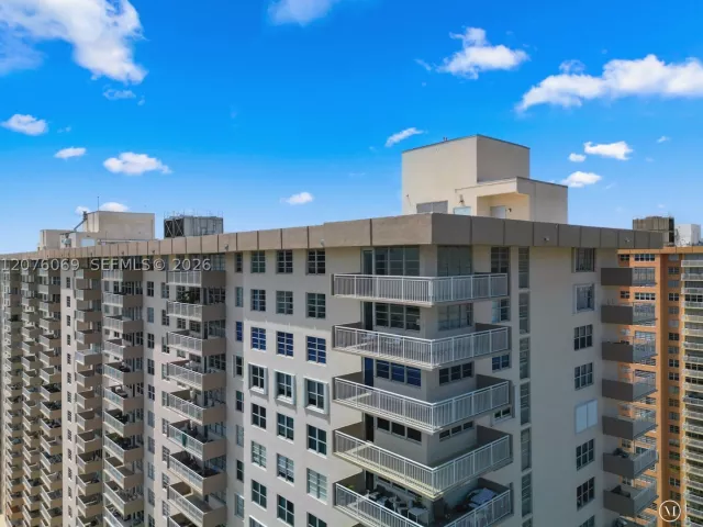 3-bedroom condo for sale in Sunny Isles Beach - 250 174th St 2304 - MondialRealty