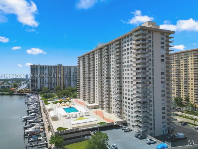 3-bedroom condo for sale in Sunny Isles Beach - 250 174th St 2304 - MondialRealty