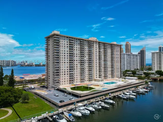3-bedroom condo for sale in Sunny Isles Beach - 250 174th St 2304 - MondialRealty