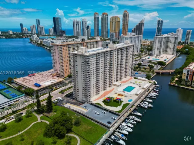 3-bedroom condo for sale in Sunny Isles Beach - 250 174th St 2304 - MondialRealty