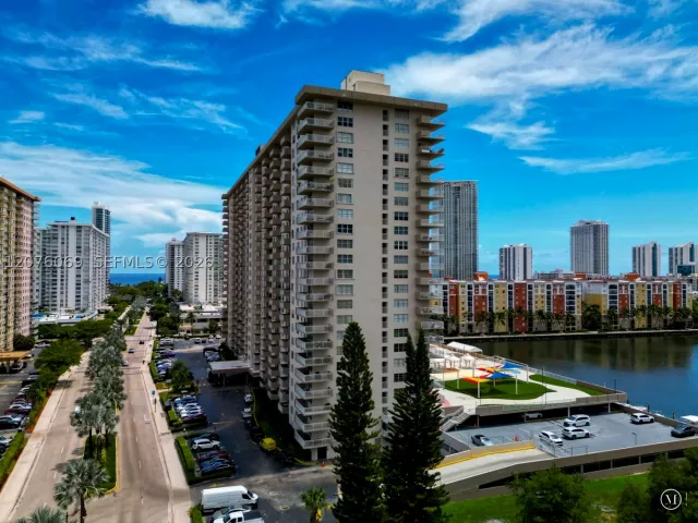 3-bedroom condo for sale in Sunny Isles Beach - 250 174th St 2304 - MondialRealty