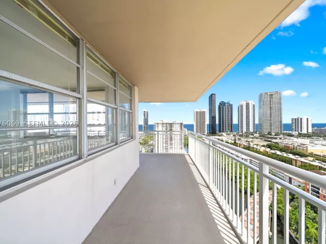 3-bedroom condo for sale in Sunny Isles Beach - 250 174th St 2304 - MondialRealty