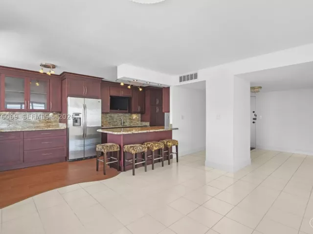 3-bedroom condo for sale in Sunny Isles Beach - 250 174th St 2304 - MondialRealty