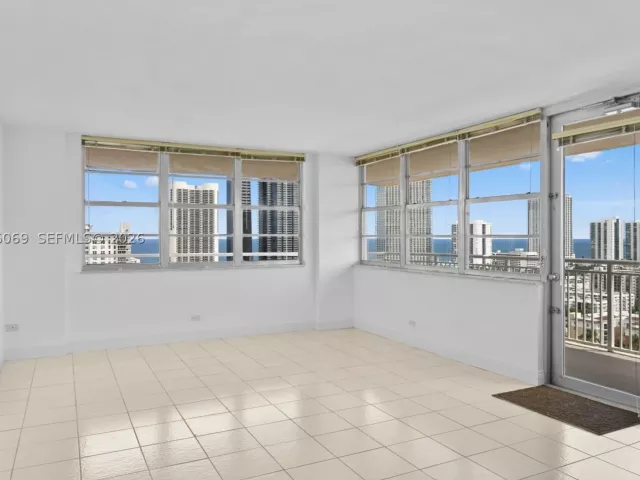 3-bedroom condo for sale in Sunny Isles Beach - 250 174th St 2304 - MondialRealty