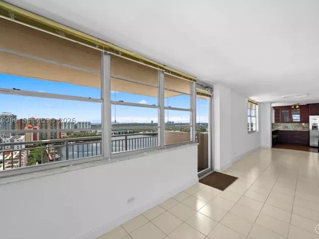 3-bedroom condo for sale in Sunny Isles Beach - 250 174th St 2304 - MondialRealty