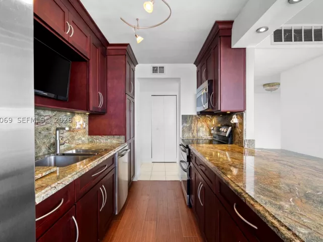 3-bedroom condo for sale in Sunny Isles Beach - 250 174th St 2304 - MondialRealty