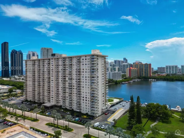 3-bedroom condo for sale in Sunny Isles Beach - 250 174th St 2304 - MondialRealty