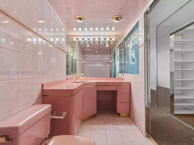 3-bedroom condo for sale in Sunny Isles Beach - 250 174th St 2304 - MondialRealty