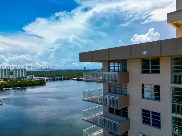 3-bedroom condo for sale in Sunny Isles Beach - 250 174th St 2304 - MondialRealty