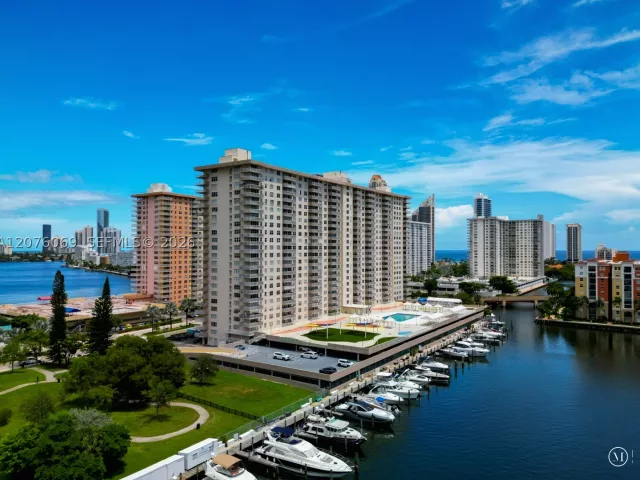 3-bedroom condo for sale in Sunny Isles Beach - 250 174th St 2304 - MondialRealty