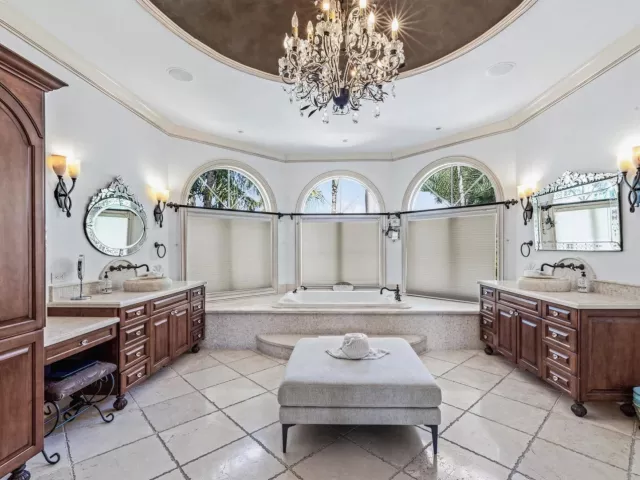 7-bedroom home for rent in Fort Lauderdale - 42 Nurmi Drive - MondialRealty