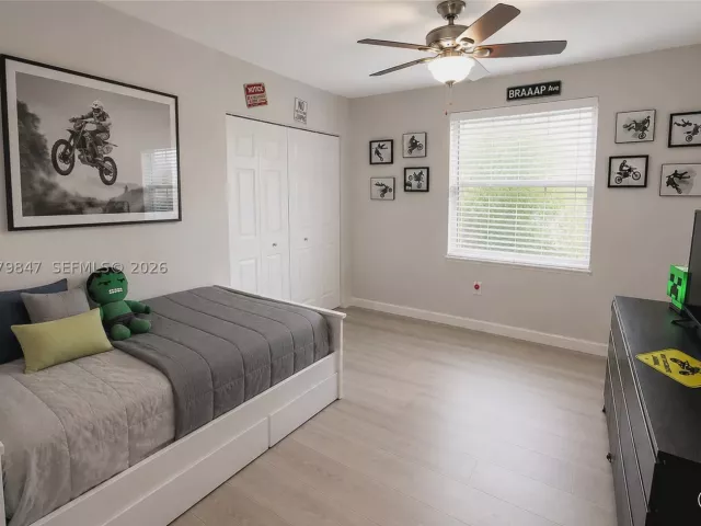 4-bedroom home for sale in Cooper City - 5840 SW 102nd Ave - MondialRealty