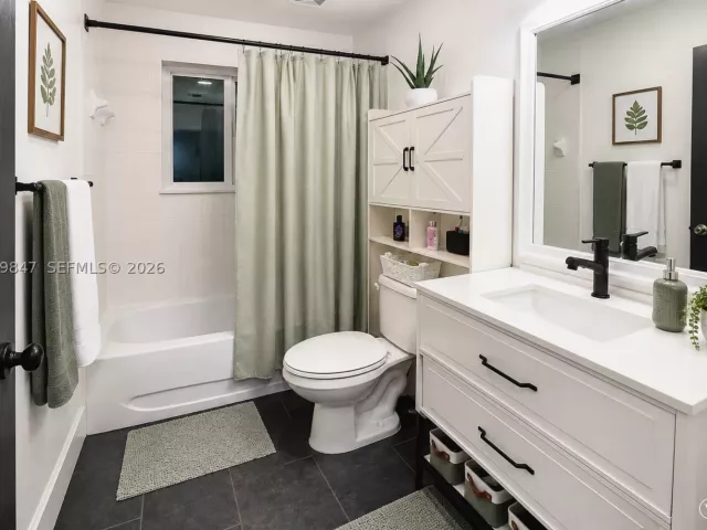 4-bedroom home for sale in Cooper City - 5840 SW 102nd Ave - MondialRealty
