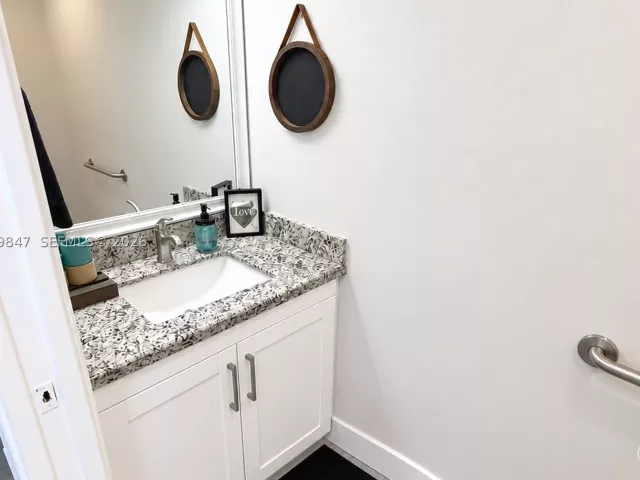 4-bedroom home for sale in Cooper City - 5840 SW 102nd Ave - MondialRealty