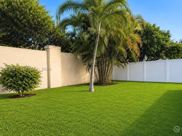 4-bedroom home for sale in Cooper City - 5840 SW 102nd Ave - MondialRealty