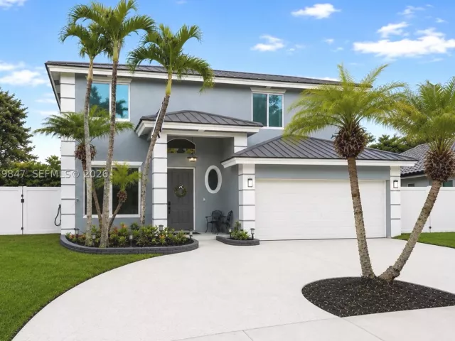 4-bedroom home for sale in Cooper City - 5840 SW 102nd Ave - MondialRealty
