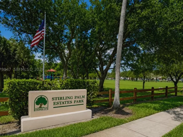 4-bedroom home for sale in Cooper City - 5840 SW 102nd Ave - MondialRealty