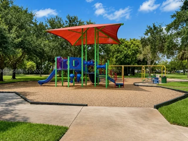 4-bedroom home for sale in Cooper City - 5840 SW 102nd Ave - MondialRealty
