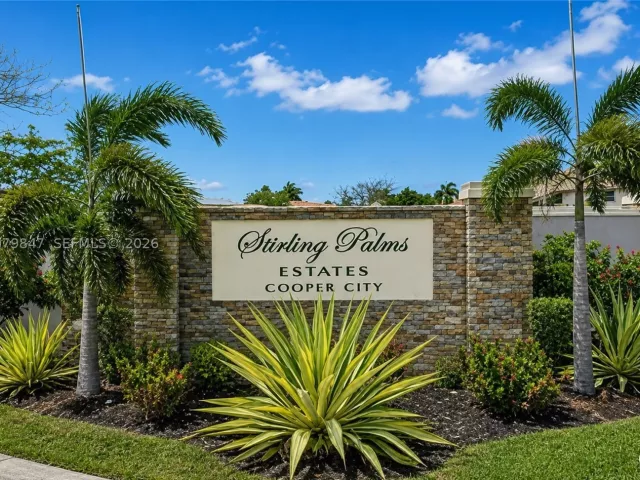 4-bedroom home for sale in Cooper City - 5840 SW 102nd Ave - MondialRealty