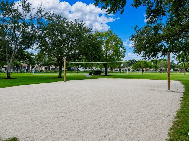 4-bedroom home for sale in Cooper City - 5840 SW 102nd Ave - MondialRealty