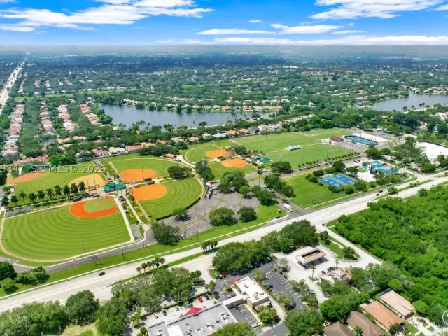 4-bedroom home for sale in Cooper City - 5840 SW 102nd Ave - MondialRealty