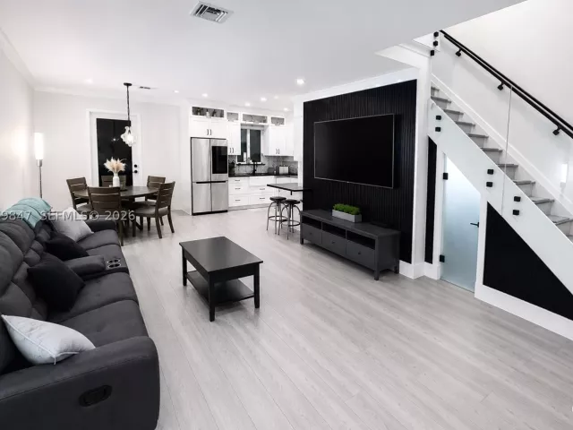 4-bedroom home for sale in Cooper City - 5840 SW 102nd Ave - MondialRealty