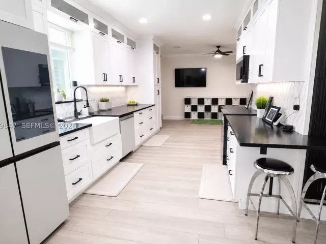 4-bedroom home for sale in Cooper City - 5840 SW 102nd Ave - MondialRealty