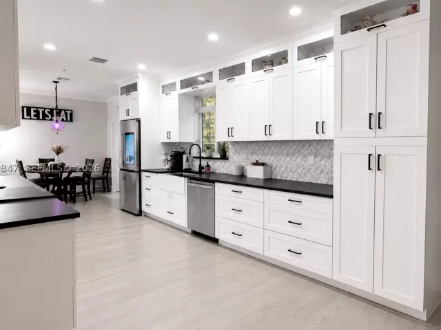 4-bedroom home for sale in Cooper City - 5840 SW 102nd Ave - MondialRealty