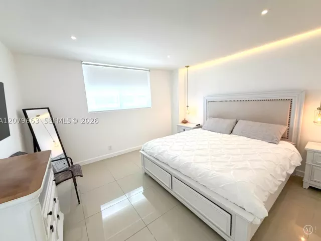 2-bedroom condo for sale in Hollywood - 4001 S Ocean Dr 11J - MondialRealty
