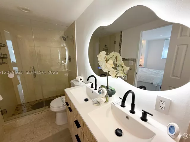 2-bedroom condo for sale in Hollywood - 4001 S Ocean Dr 11J - MondialRealty