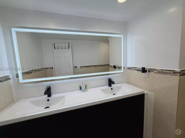 2-bedroom condo for sale in Hollywood - 4001 S Ocean Dr 11J - MondialRealty