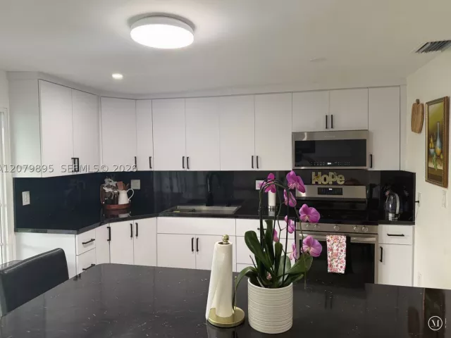 4-bedroom home for sale in Miami - 10411 SW sw 51st St - MondialRealty