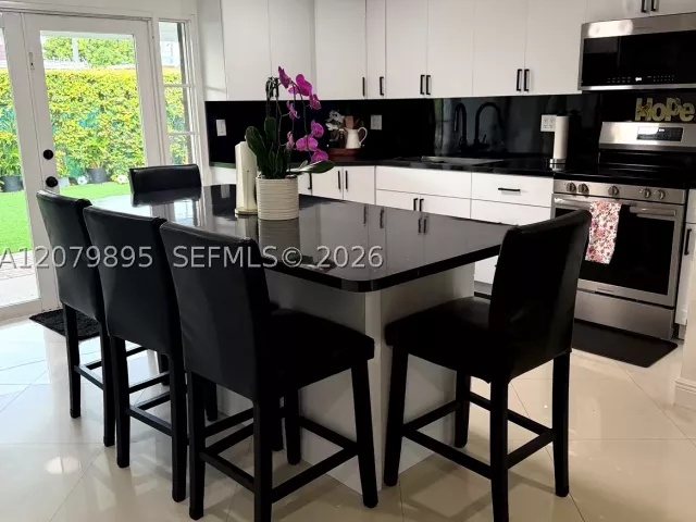 4-bedroom home for sale in Miami - 10411 SW sw 51st St - MondialRealty